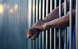Image d’illustration d'un prisonnier derrière les barreaux (sakhorn38 / iStock via Getty images)