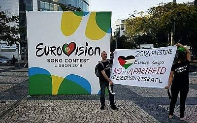 Des partisans de BDS avec une bannière pro-palestinienne demandant aux Européens de donner "zéro point à l'apartheid" et de ne pas voter pour la chanteuse israélienne à Lisbonne, au Portugal, le 12 mai 2018 (Crédit : Eurovision boycott of Israel - ZERO points to the song of Israeli Apartheid/Facebook)