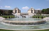 Fontaines du Trocadéro dans les jardins du même nom avec, au fond entre les deux ailes du Palais de Chaillot, les grandes baies du foyer du Théâtre national de Chaillot (Crédit : Patrick Berger/Wikimedia commons)