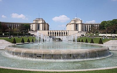 Fontaines du Trocadéro dans les jardins du même nom avec, au fond entre les deux ailes du Palais de Chaillot, les grandes baies du foyer du Théâtre national de Chaillot (Crédit : Patrick Berger/Wikimedia commons)