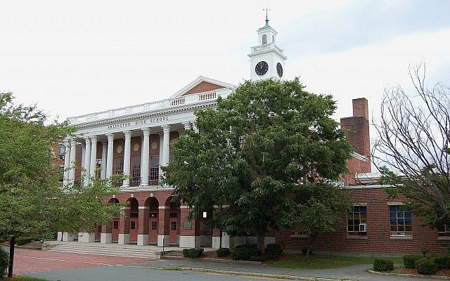 Le lycée d"Arlington dans le Massachusetts, US, le 6 août 2007. (Crédit : Tim Pierce/Wikipedia)