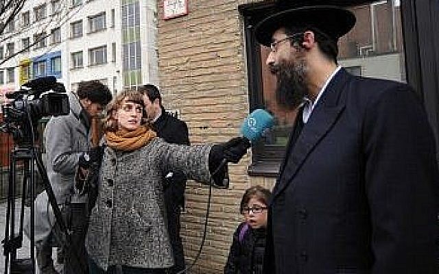 Aron Berger interviewé par un journaliste belge devant l'école de sa fille, Anvers, en août 2013. (Crédit : Cnaan Liphshiz/JTA) Aron Berger interviewé par un journaliste belge devant l'école de sa fille, Anvers, en août 2013. (Crédit : Cnaan Liphshiz/JTA)