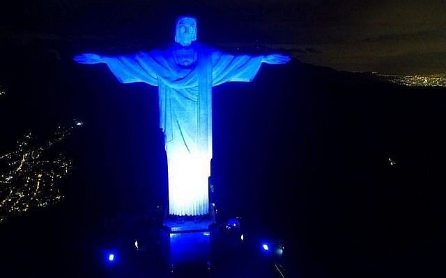 La statue du christ rédempteur de Rio de Janeiro illuminée en bleu et blanc pour le 70ème anniversaire d'Israël le 14 mai 2018 (Autorisation du Consulat honoraire israélien à Rio via JTA) La statue du christ rédempteur de Rio de Janeiro illuminée en bleu et blanc pour le 70ème anniversaire d'Israël le 14 mai 2018 (Autorisation du Consulat honoraire israélien à Rio via JTA)