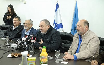 Le ministre de la Défense Avigdor Liberman,  deuxième à droite, lors d'une conférence de presse au cours d'une visite à Kiryat Shmona, dans le nord du pays, le 13 février 2018 (Crédit :  Judah Ari Gross/Times of Israel)