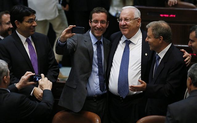 Selfie time! Le député Itzik Shmuli prend un selfie avec le président Reuven Rivlin et Meir Sheetrit. (Crédit : Miriam Alster/FLASH90)