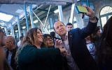Le maire de Jérusalem, Nir Barkat, fait un selfie avec les habitants de Jérusalem lors de sa visite de l'Ancienne Gare à Jérusalem le 24 mars 2015. (Miriam Alster/Flash90)