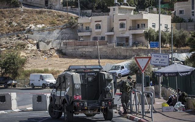 Les forces de sécurité israéliennes patrouillent l'entrée du quartier de Jérusalem-Est de Sur Baher en septembre 2015. (Hadas Parush/FLASH90 Les forces de sécurité israéliennes patrouillent l'entrée du quartier de Jérusalem-Est de Sur Baher en septembre 2015. (Hadas Parush/FLASH90