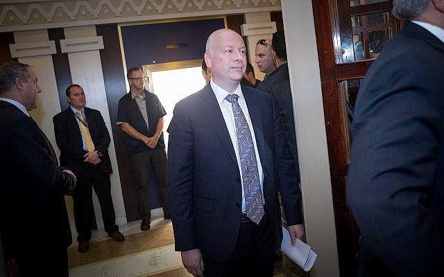 L'envoyé au Moyen-Orient du président américain Donald Trump Jason Greenblatt lors d'une conférence de presse sur un accord de partage de l'eau entre la Jordanie, Israël et l'Autorité palestinienne à Jérusalem, le 13 juillet 2017 (Crédit :AFP/POOL/RONEN ZVULUN) L'envoyé au Moyen-Orient du président américain Donald Trump Jason Greenblatt lors d'une conférence de presse sur un accord de partage de l'eau entre la Jordanie, Israël et l'Autorité palestinienne à Jérusalem, le 13 juillet 2017 (Crédit :AFP/POOL/RONEN ZVULUN)