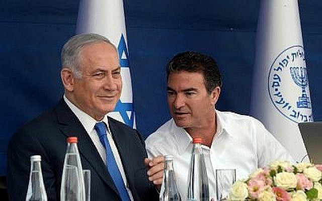 Le Premier ministre Benjamin Netanyahu et le chef du Mossad Yossi Cohen lors d'une cérémonie de vœux pour le Nouvel An juif le 2 octobre 2017. (Haim Zach/GPO) Le Premier ministre Benjamin Netanyahu et le chef du Mossad Yossi Cohen lors d'une cérémonie de vœux pour le Nouvel An juif le 2 octobre 2017. (Haim Zach/GPO)