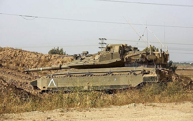 Un tank de l'armée israélienne au bord de la frontière avec Gaza, le 13 avril 2018 (Crédit : Sliman Khader/Flash90) Un tank de l'armée israélienne au bord de la frontière avec Gaza, le 13 avril 2018 (Crédit : Sliman Khader/Flash90)