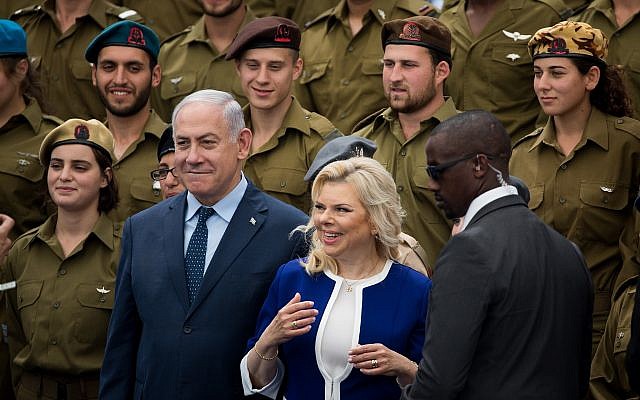 Le Premier ministre Benjamin Netanyahu et son épouse Sara lors d'une cérémonie décernant des soldats exceptionnels dans le cadre des célébrations du 70ème Jour de l'Indépendance d'Israël, à la résidence du Président à Jérusalem. 19 avril 2018. (Yonatan Sindel / Flash90) Le Premier ministre Benjamin Netanyahu et son épouse Sara lors d'une cérémonie décernant des soldats exceptionnels dans le cadre des célébrations du 70ème Jour de l'Indépendance d'Israël, à la résidence du Président à Jérusalem. 19 avril 2018. (Yonatan Sindel / Flash90)
