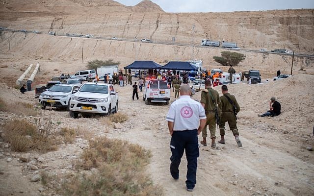 Des forces de secours près du lieu où 10 jeunes Israéliens ont été emportés par les inondations dans le lit de la rivière Tzafit, près de la mer Morte dans le sud d'Israël, le 26 avril 2018. (Maor Kinsbursky / Flash90 Des forces de secours près du lieu où 10 jeunes Israéliens ont été emportés par les inondations dans le lit de la rivière Tzafit, près de la mer Morte dans le sud d'Israël, le 26 avril 2018. (Maor Kinsbursky / Flash90