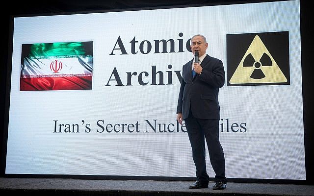 Le Premier ministre Benjamin Netanyahu présente les dossiers obtenus par Israël, qui prouvent que l'Iran a menti sur son programme nucléaire, au ministère de la Défense à Tel Aviv, le 30 avril 2018. (Miriam Alster/Flash90)