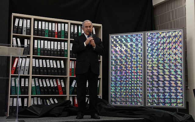 Le Premier ministre Benjamin Netanyahu présente les dossiers obtenus par Israël, qui prouvent que l'Iran a menti sur son programme nucléaire, au ministère de la Défense à Tel Aviv, le 30 avril 2018. (Miriam Alster/Flash90) Le Premier ministre Benjamin Netanyahu présente les dossiers obtenus par Israël, qui prouvent que l'Iran a menti sur son programme nucléaire, au ministère de la Défense à Tel Aviv, le 30 avril 2018. (Miriam Alster/Flash90)