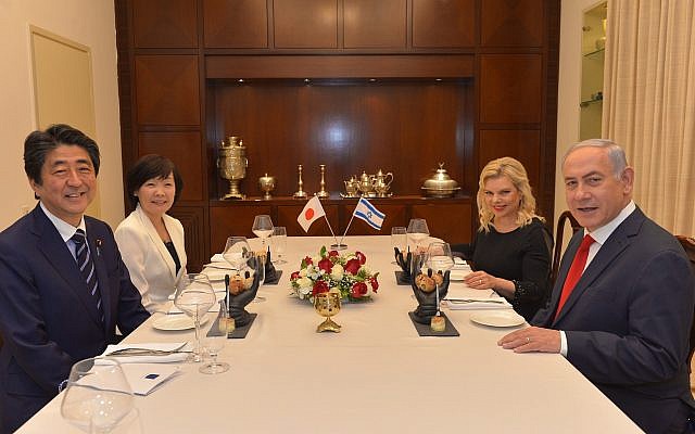 Le Premier ministre Benjamin Netanyahu (à droite) et son épouse Sara Netanyahu organisent un dîner pour le Premier ministre japonais Shinzo Abe et son épouse Akie, à la résidence du Premier ministre à Jérusalem le 2 mai 2018. (Kobi Gideon / GPO) Le Premier ministre Benjamin Netanyahu (à droite) et son épouse Sara Netanyahu organisent un dîner pour le Premier ministre japonais Shinzo Abe et son épouse Akie, à la résidence du Premier ministre à Jérusalem le 2 mai 2018. (Kobi Gideon / GPO)
