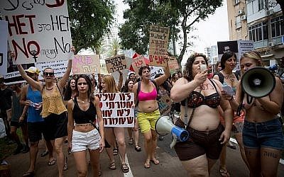 Des Israéliennes participent à la SlutWalk annuelle dans le centre de Tel Aviv, le 4 mai 2018 (Crédit : Miriam Alster/Flash90)
