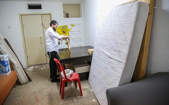 Un homme à l'intérieur d'un abri antiaérien dans la ville de Shafed, dans le nord d'Israël, le 8 mai 2018 (Crédit : David Cohen/Flash90)