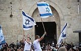 Des milliers de manifestants juifs agitent les drapeaux israéliens alors qu'ils célèbrent Yom Yeroushalayim (la Journée de Jérusalem) en dansant devant la Porte de Damas en direction du mur Occidental dans la Vieille Ville de Jérusalem, le 13 mai 2018. (Yonatan Sindel/Flash90)