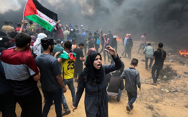 Des manifestants palestiniens lors d'affrontements avec les forces israéliennes près de la frontière entre Gaza et Israël, à Rafah, dans la bande de Gaza, le 14 mai 2018 (Abed Rahim Khatib / Flash90)