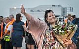 La gagnante de l'Eurovision 2018 Netta Barzilai à son arrivée à l'aéroport international Ben Gurion, le 14 mai 2018. (Crédit : Flash90)