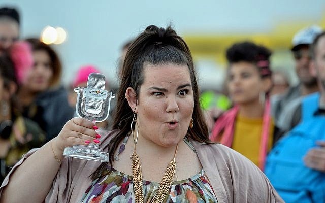La gagnant de l'Eurovision 2018 Netta Barzilai à son arrivée à Ben Gurion International Airport, le 14 mai 2018. (Crédit : Flash90)