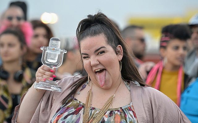 La gagnant de l'Eurovision 2018 Netta Barzilai à son arrivée à Ben Gurion International Airport, le 14 mai 2018. (Crédit : Flash90)