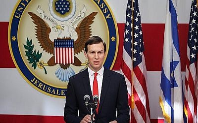 Jared Kushner, gendre et conseiller principal du président américain Donald Trump, prend la parole lors de la cérémonie d'inauguration de l'ambassade des États-Unis à Jérusalem le 14 mai 2018. (Yonatan Sindel/Flash90)
