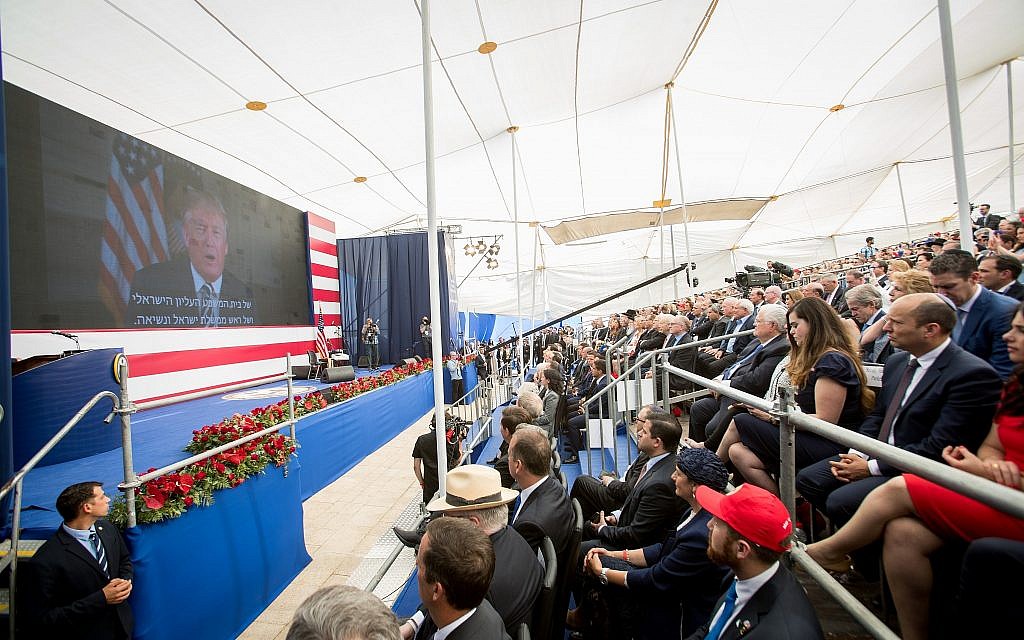 Le public écoute l'allocution pré-enregistrée de Donald Trump durant l'inauguration de l'ambassade américaine à Jérusalem, le 14 mai 2018 (Crédit : Yonatan Sindel/Flash90) Le public écoute l'allocution pré-enregistrée de Donald Trump durant l'inauguration de l'ambassade américaine à Jérusalem, le 14 mai 2018 (Crédit : Yonatan Sindel/Flash90)