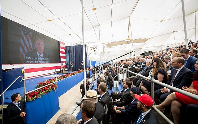 Le public écoute l'allocution pré-enregistrée de Donald Trump durant l'inauguration de l'ambassade américaine à Jérusalem, le 14 mai 2018 (Crédit : Yonatan Sindel/Flash90)