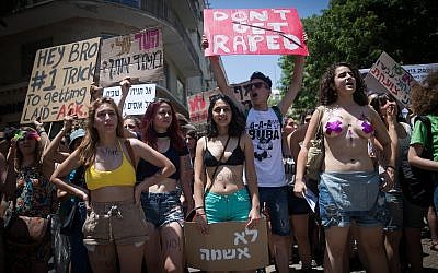 Des centaines de personnes participent à la SlutWalk de Jérusalem, le 18 mai 2018 (Crédit : Yonatan Sindel/Flash90)