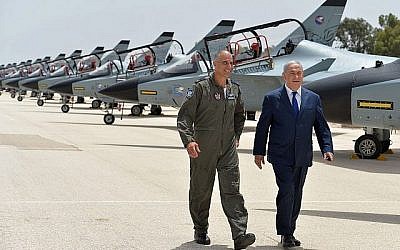 Le premier ministre Benjamin Netanyahu est accompagné par le commandant de la base de Tel Nof de l'armée de l'air israélienne, le général de brigade Peleg Niego, le 23 mai 2018. (Kobi Gideon/GPO)
