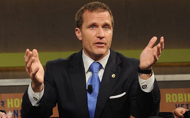Eric Greitens s'exprimant au musée Intrepid Sea-Air-Space à New York, le 7 mai 2012. (Craig Barritt / Getty Images pour la Fondation Robin Hood via JTA) Eric Greitens s'exprimant au musée Intrepid Sea-Air-Space à New York, le 7 mai 2012. (Craig Barritt / Getty Images pour la Fondation Robin Hood via JTA)