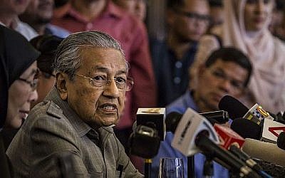 Mahathir Mohamad s'exprimant lors d'une conférence de presse à Kuala Lumpur, Malaisie, le 10 mai 2018. (Ulet Ifansasti / Getty Images via JTA)