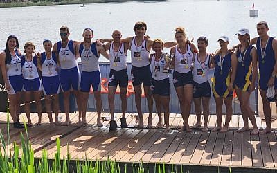 L'équipe israélienne d'aviron paralympique pose pour une photo après avoir remporté la médaille d'argent à l'international de para-aviron 2018 à Gavirate, en Italie. (Daniel Rowing Centre)
