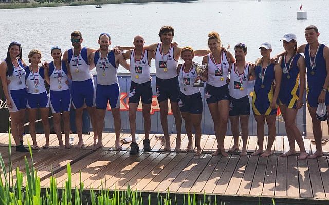 L'équipe israélienne d'aviron paralympique pose pour une photo après avoir remporté la médaille d'argent à l'international de para-aviron 2018 à Gavirate, en Italie. (Daniel Rowing Centre)