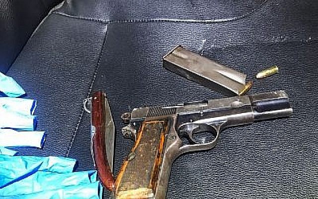 Un couteau de poche appartenant à un Palestinien arrêté le 24 mai 2018, au sud de Jérusalem après avoir tiré sur des agents de la police des frontières, et un pistolet trouvé à proximité qu'il aurait apparemment utilisé. (Police d'Israël)