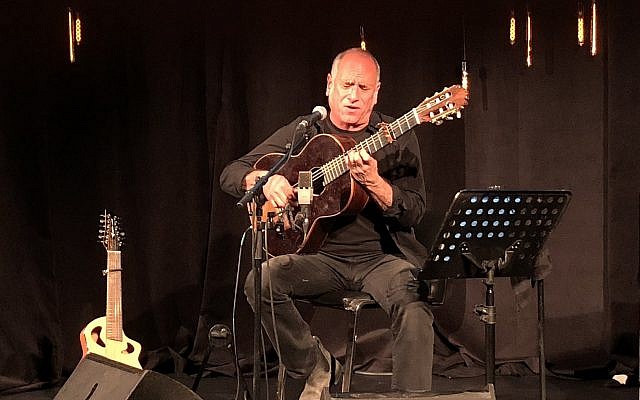 David Broza chante lors d'un événement "Times of Israel presents" au Beit Avi Chai, le 1er mai 2018 (Crédit :Jessica Steinberg/Times of Israel) David Broza chante lors d'un événement "Times of Israel presents" au Beit Avi Chai, le 1er mai 2018 (Crédit :Jessica Steinberg/Times of Israel)