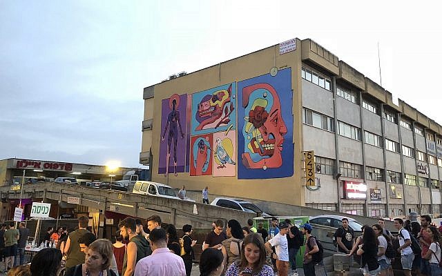 Des fresques murales massives au milieu du paysage urbain de la zone industrielle de Talpiot à Jérusalem ont servi de toile de fond à Hiphopland, un événement d'ouverture du Festival d'Israël 2018 (avec la permission de Jessica Steinberg) Des fresques murales massives au milieu du paysage urbain de la zone industrielle de Talpiot à Jérusalem ont servi de toile de fond à Hiphopland, un événement d'ouverture du Festival d'Israël 2018 (avec la permission de Jessica Steinberg)
