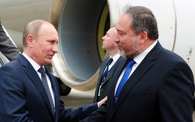 Le ministre des Affaires étrangères Avigdor Liberman salue le président russe Vladimir à l'aéroport Ben-Gurion, lundi  (Crédit : Kobi Gideon/GPO)