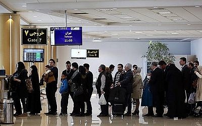 Photo illustrative de personnes attendant en ligne à l'aéroport international de Mashhad en Iran. (CC BY 4.0, Nima Najafzadeh, Wikimedia Commons)