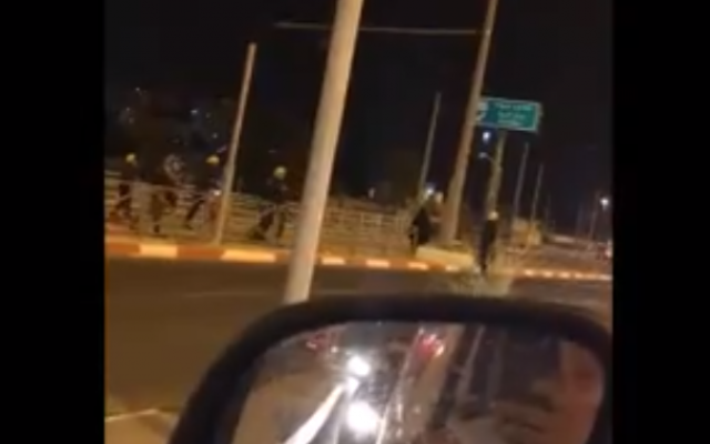 Une capture d'écran d'une vidéo d'une attaque présumée dans le quartier Pisgat Zeev de Jérusalem le 27 mai 2018 (Capture d'écran : Twitter)