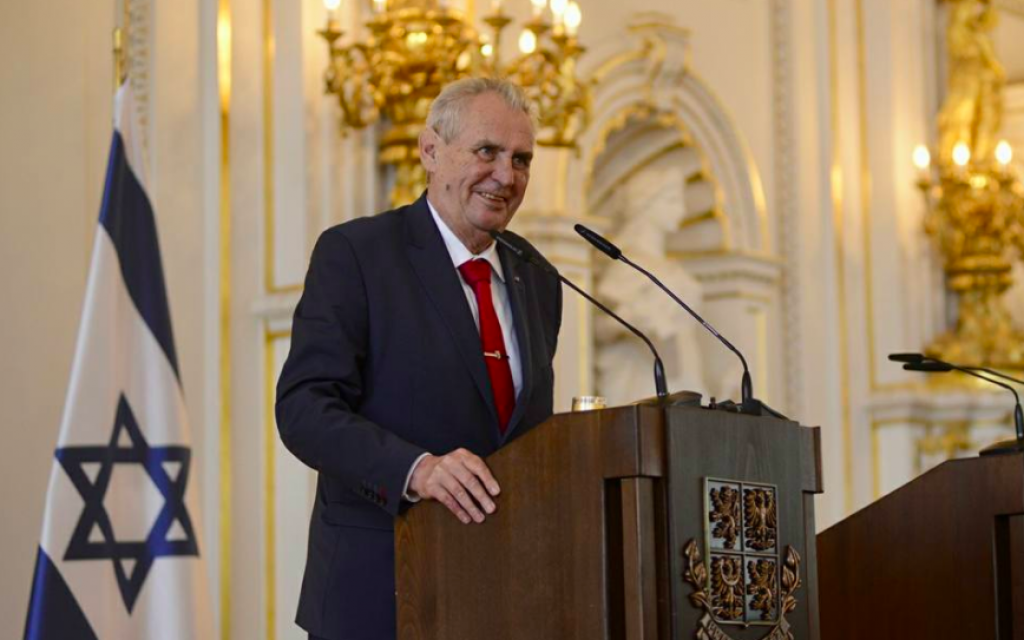Le président tchèque Milos Zeman lors d'une réception en l'honneur du 70ème anniversaire d'Israël à Prague, le 25 avril 2018 (Crédit : Facebook) Le président tchèque Milos Zeman lors d'une réception en l'honneur du 70ème anniversaire d'Israël à Prague, le 25 avril 2018 (Crédit : Facebook)