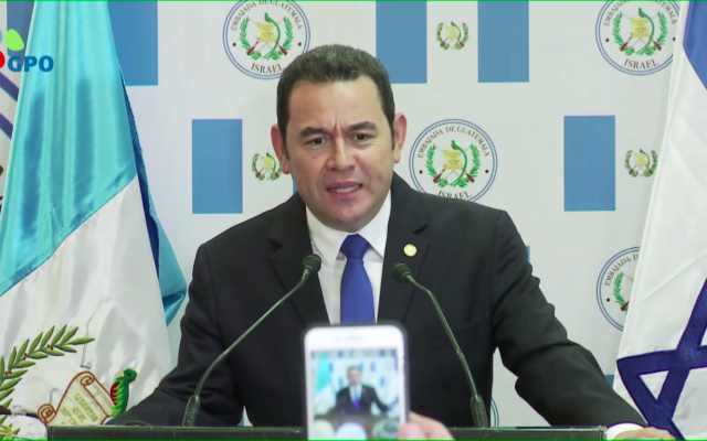 Le président guatémaltèque Jimmy Morales lors de l’inauguration de l'ambassade du Guatemala à Jérusalem, le 16 mai 2018. (Crédit : capture d'écran GPO)