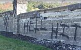 Capture d'écran d'une vidéo de vandalisme au cimetière Beth Shalom de Warwick, octobre 2016 (Capture d'écran : YouTube)