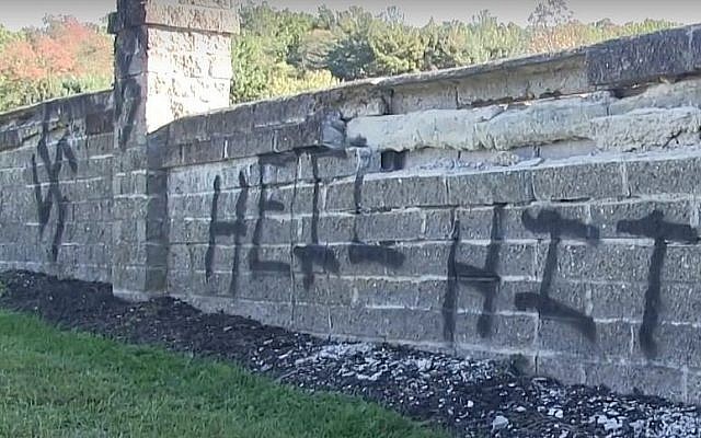 Capture d'écran d'une vidéo de vandalisme au cimetière Beth Shalom de Warwick, octobre 2016 (Capture d'écran : YouTube)