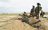 Illustration : des snipers israéliens guettent des infiltrations de Palestiniens depuis la bande de Gaza, à hauteur de la barrière de sécurité, le 30 mars 2018. (Crédit :: armée israélienne)