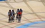 Les coureurs cyclistes testent la piste du nouveau vélodrome de Tel Aviv le 1er mai 2018. (Avec l'aimable autorisation de Guy Yehiel/Municipalité de Tel Aviv)