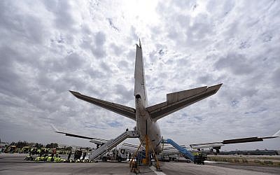 La police et les équipes de secours s'entraînent à réagir à une catastrophe aérienne, à l'aéroport Ben Gurion de Tel Aviv le 8 mai 2018. (Crédit : autorisation)