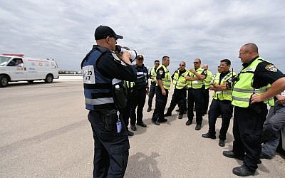 La police et les équipes de secours s'entraînent à réagir à une catastrophe aérienne, à l'aéroport Ben Gurion de Tel Aviv le 8 mai 2018. (Crédit : autorisation)