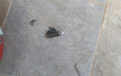 Une balle, apparemment tirée depuis Gaza, qui a frappé une maison dans la ville de Sderot, dans le sud d'Israël, le 16 mai 2018. (Armée israélienne)